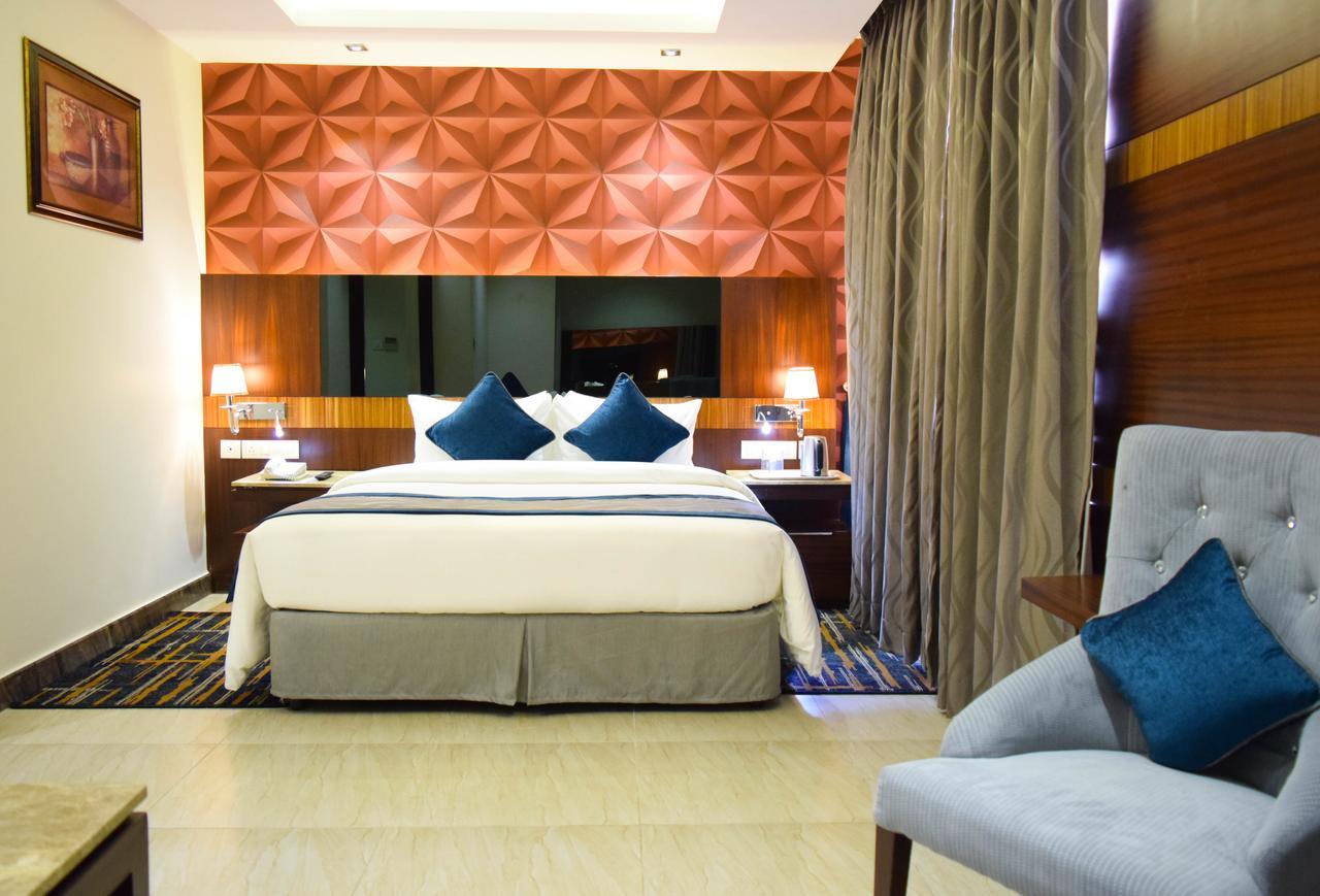Rg Royal Hotel Bangalore Exterior foto