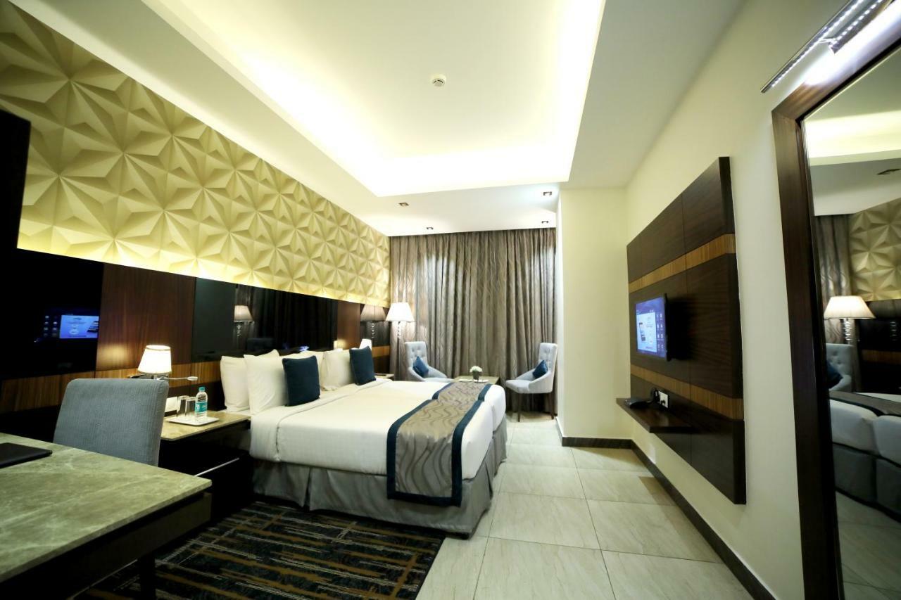 Rg Royal Hotel Bangalore Exterior foto